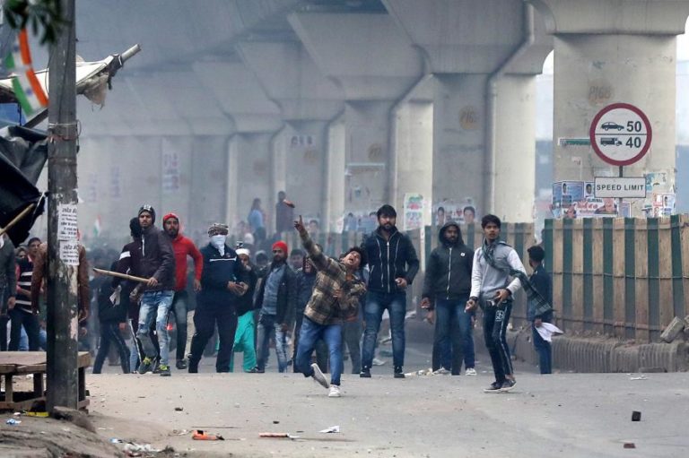 PROTESTOS NA ÍNDIA CONTRA LEI DA CIDADANIA PROVOCAM PELO MENOS SEIS MORTOS E DEZENAS E FERIDOS