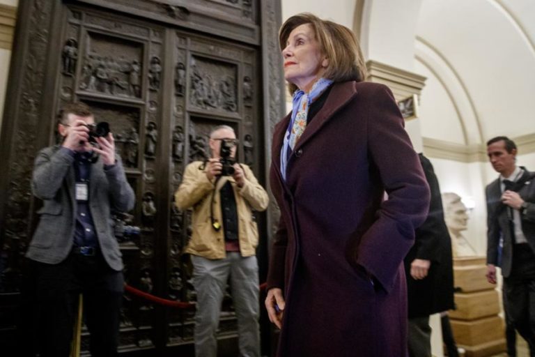 PELOSI DIZ QUE PRESIDENTE DOS EUA É “AMEAÇA CONSTANTE” À “SEGURANÇA NACIONAL”