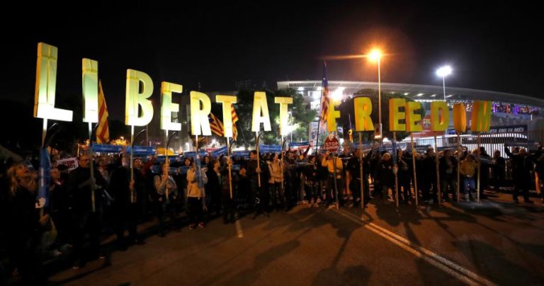 CENTENAS DE INDEPENDENTISTAS CORTAM TRÁFEGO EM REDOR DO ESTÁDIO DO FC BARCELONA