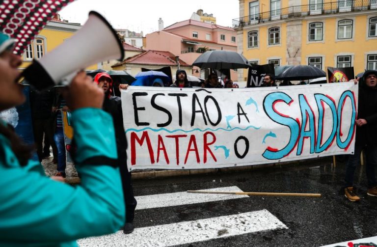 UMA CENTENA PROTESTA JUNTO AO PARLAMENTO CONTRA DRAGAGENS NO SADO
