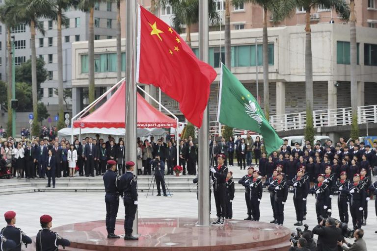 MACAU/20ANOS: IÇAR DAS BANDEIRAS NA PRESENÇA DO FUTURO LÍDER MARCOU INÍCIO DO DIA DE ANIVERSÁRIO