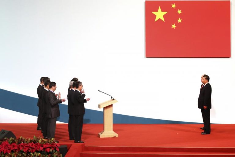 MACAU/20 ANOS: XI JINPING DEIXA MACAU APÓS VISITA MARCADA POR RECADOS PARA HONG KONG