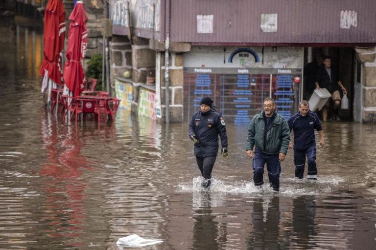 RIO DOURO GALGOU MARGENS NAS ZONAS RIBEIRINHAS DO PORTO E GAIA