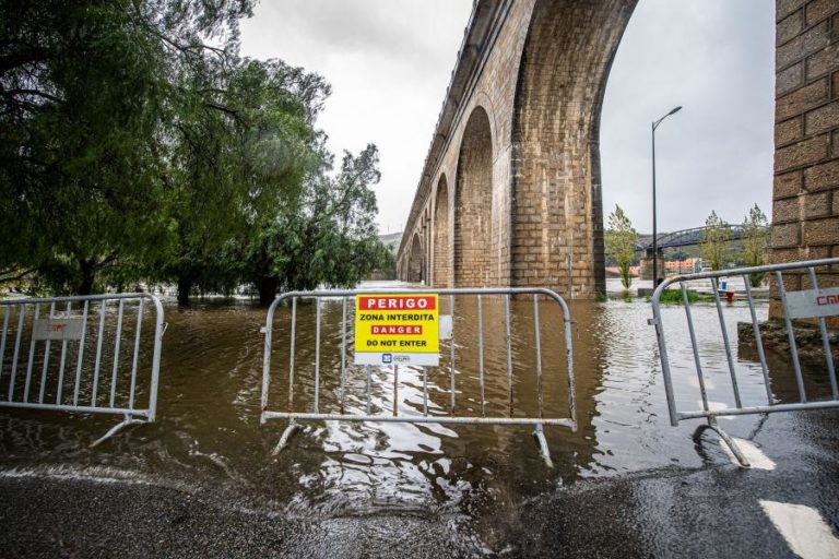 CINCO DISTRITOS EM AVISO VERMELHO ENTRE SÁBADO E DOMINGO POR AGITAÇÃO MARÍTIMA