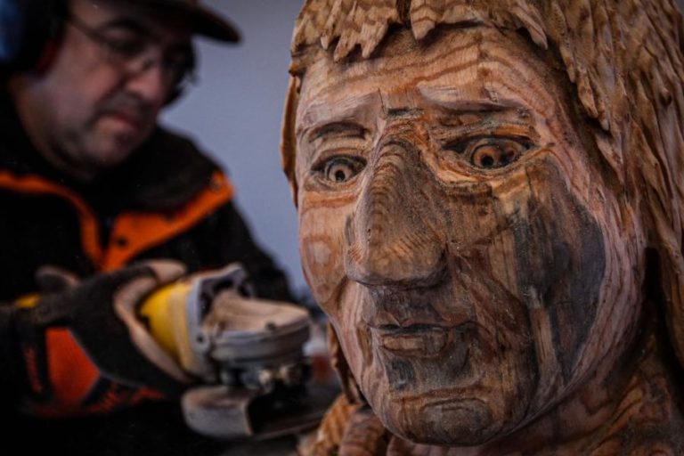 ÁRVORES ARDIDAS E “DOENTES” TRANSFORMADAS EM ESCULTURAS DE NATAL EM MONCHIQUE