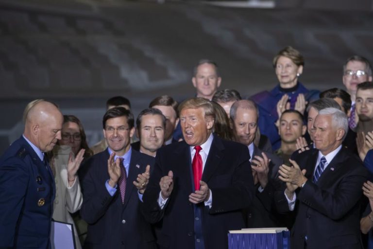 DONALD TRUMP ASSINA ORÇAMENTO PARA 2020
