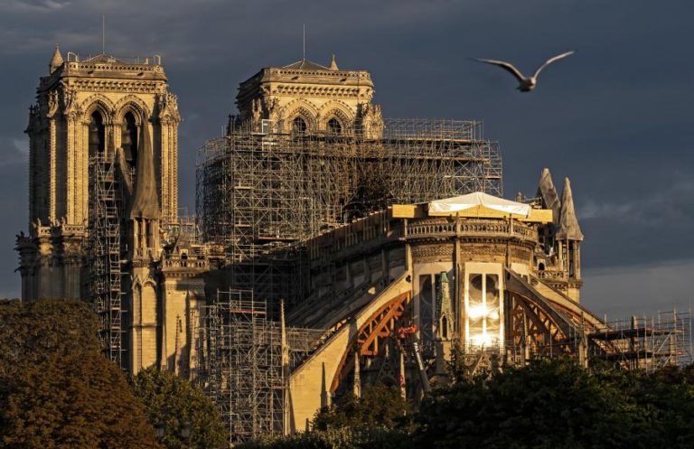 NOTRE DAME DE PARIS SEM MISSA DE NATAL PELA 1.ª VEZ DESDE REVOLUÇÃO FRANCESA
