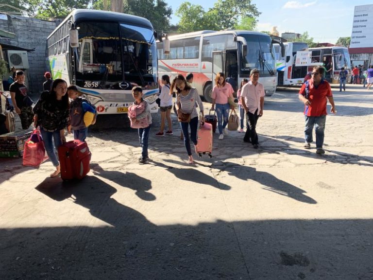AUTORIDADES FILIPINAS PEDEM A MILHARES DE PESSOAS PARA DEIXAREM CASAS DEVIDO A TEMPESTADE