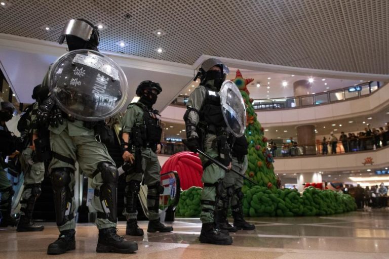 POLÍCIA DE HONG KONG DETÉM MANIFESTANTES PRÓ DEMOCRACIA