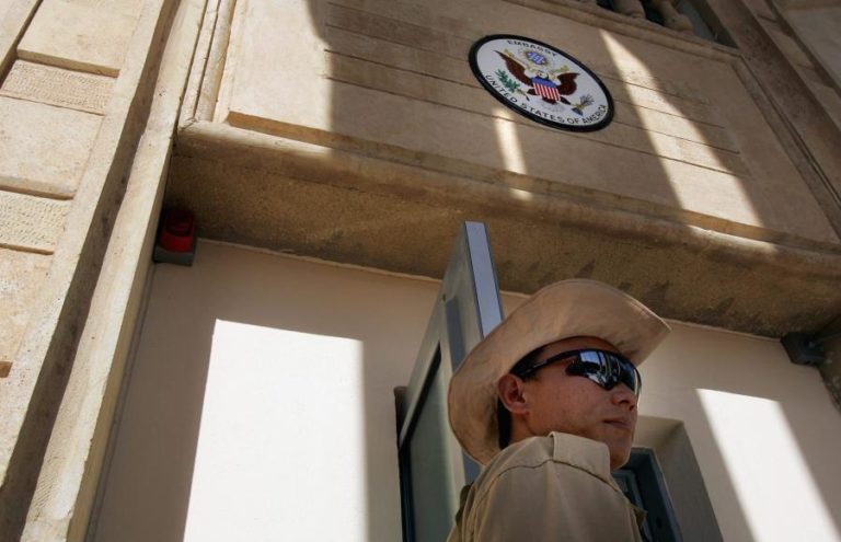 MILHARES DE MANIFESTANTES ATACARAM EMBAIXADA DOS ESTADOS UNIDOS DA AMÉRICA EM BAGDADE