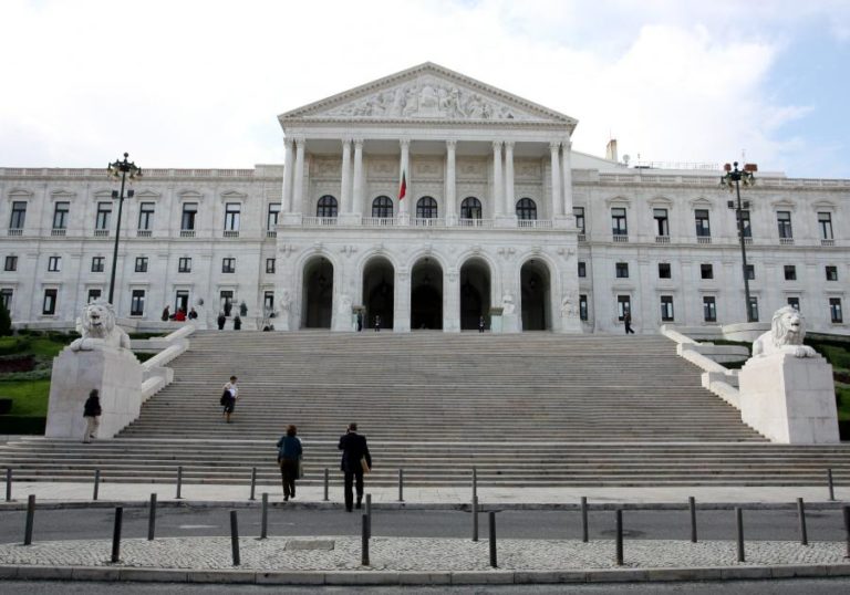 DEPUTADOS ÚNICOS FORA DA CONFERÊNCIA DE LÍDERES E FAZEM CINCO DECLARAÇÕES POLÍTICAS/ANO