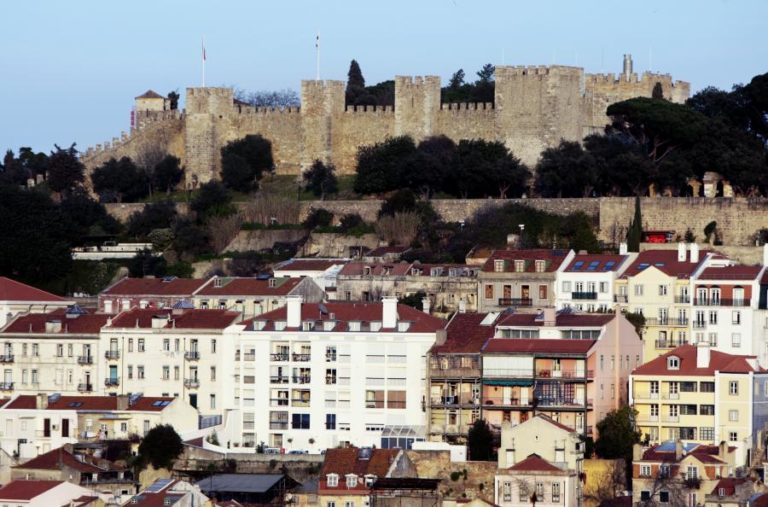 DORMIDAS DE TURISTAS CRESCEM 2,1% EM OUTUBRO SUPORTADAS PELO ALOJAMENTO LOCAL