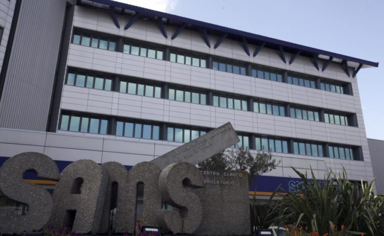 TRÊS PESSOAS ASSISTIDAS NO HOSPITAL DOS SAMS EM LISBOA APÓS REAÇÃO QUÍMICA