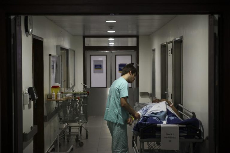 MAIS AGENTES DE SEGURANÇA E MENOS TEMPOS DE ESPERA REDUZEM VIOLÊNCIA NA SAÚDE – ESTUDO