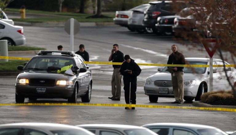 ATAQUE A TIRO FAZ DOIS MORTOS E QUINZE FERIDOS EM BAR DE KANSAS CITY (EUA)