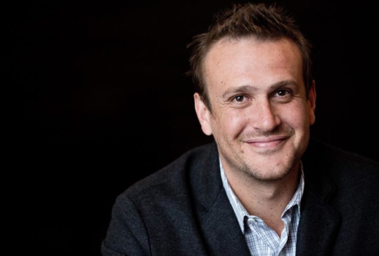 DEPOIS DE “FOI ASSIM QUE ACONTECEU”, JASON SEGEL REGRESSA COM DRAMA IMPROVÁVEL