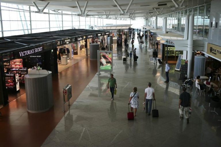 DEZENAS ESPERARAM COSTA NO AEROPORTO DO PORTO COM ‘T-SHIRTS’ DO MOVIMENTO ZERO