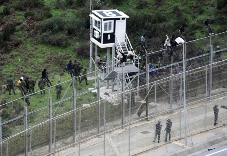 POLÍCIA MARROQUINA IMPEDE SALTO MASSIVO DE 400 MIGRANTES EM CEUTA