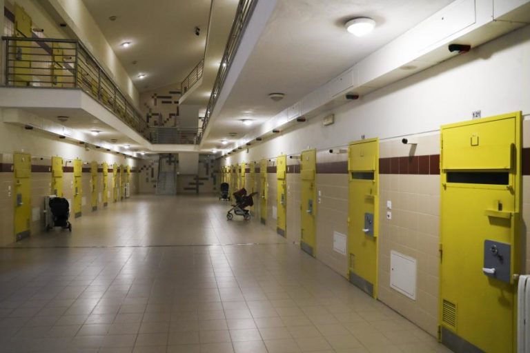 TRÊS CENTENAS DE RECLUSAS NA ÚNICA CADEIA GERIDA EM PARCERIA PÚBLICO-PRIVADA