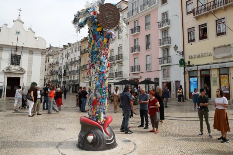 PELO MENOS QUATRO FERIDOS EM RIXA QUE ENVOLVEU 40 PESSOAS NA MOURARIA EM LISBOA