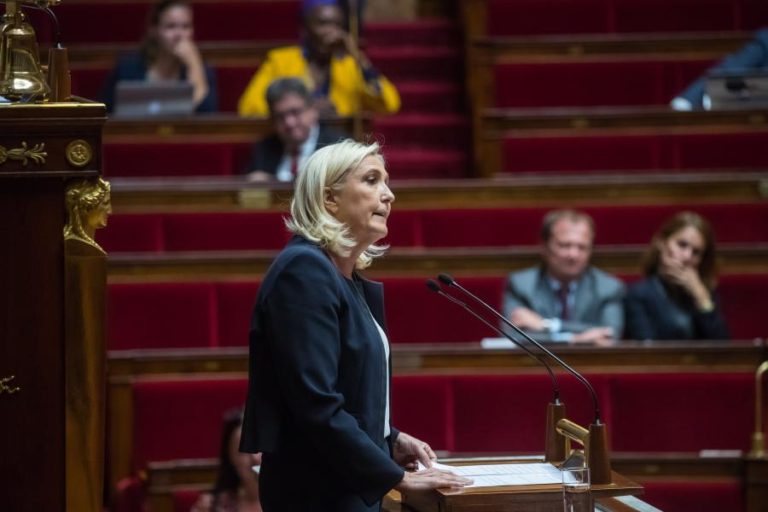 MARINE LE PEN ANUNCIA QUE É CANDIDATA À PRESIDÊNCIA DE FRANÇA EM 2022