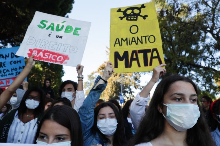 CENTENAS DE ALUNOS, PAIS E PROFESSORES MARCHAM EM CAMARATE CONTRA O AMIANTO