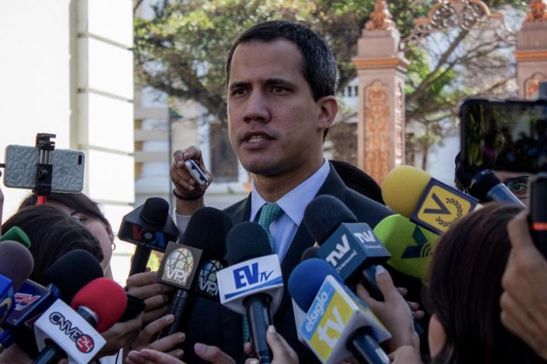 POLÍCIA IMPEDE ENTRADA DE JUAN GUAIDÓ NA ASSEMBLEIA NACIONAL DA VENEZUELA