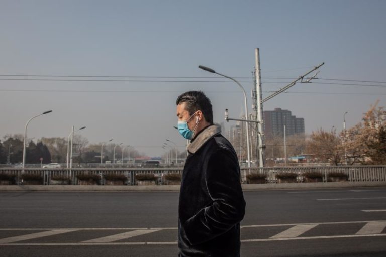 AUTORIDADES ADMITEM QUE VÍRUS DETETADO NA CHINA POSSA SER TRANSMISSÍVEL ENTRE HUMANOS