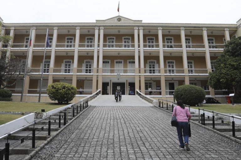 VÍRUS: INSTITUTO PORTUGUÊS DO ORIENTE EM MACAU ADIA REGRESSO DAS CRIANÇAS ÀS AULAS