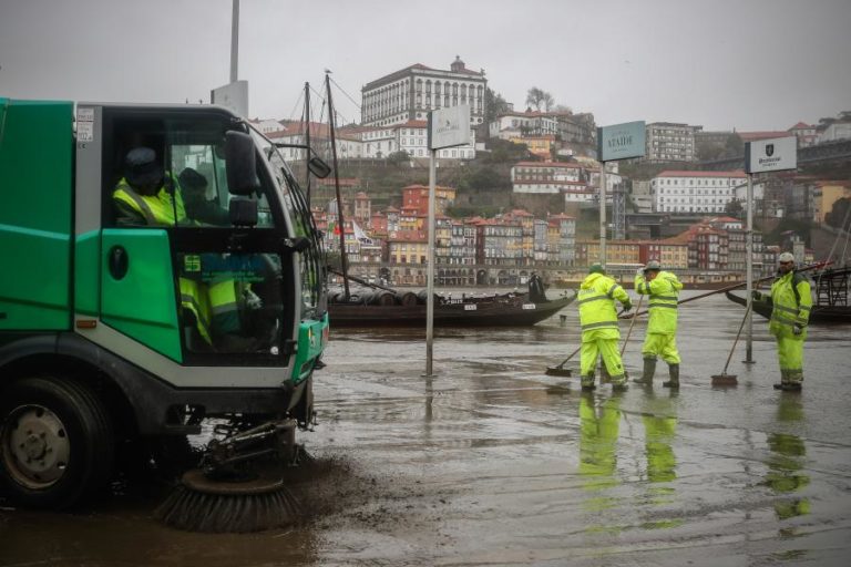 FORTE CHUVA ENTUPIU SARJETAS E IMPEDIU ACESSO ÀS URGÊNCIAS DO HOSPITAL DE GAIA