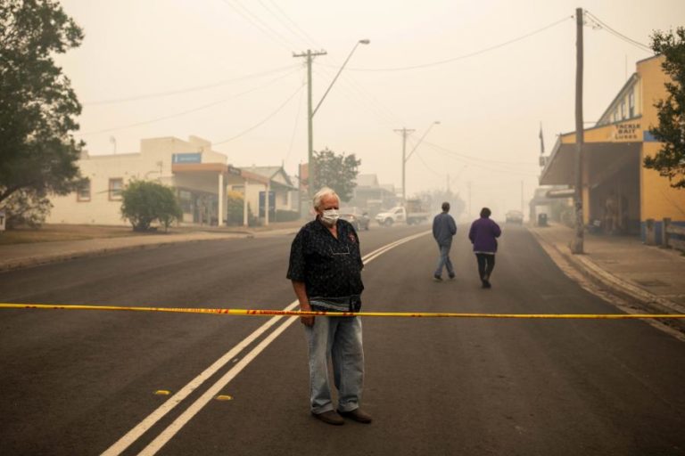 AUTORIDADES AUSTRALIANAS LUTAM PARA RESGATAR MILHARES DE PESSOAS CERCADAS PELOS INCÊNDIOS