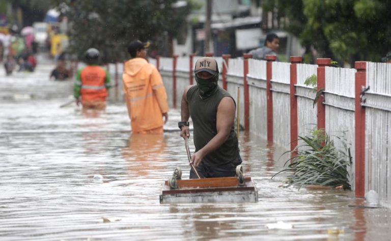 PELO MENOS 16 MORTOS EM INUNDAÇÕES NA CAPITAL DA INDONÉSIA