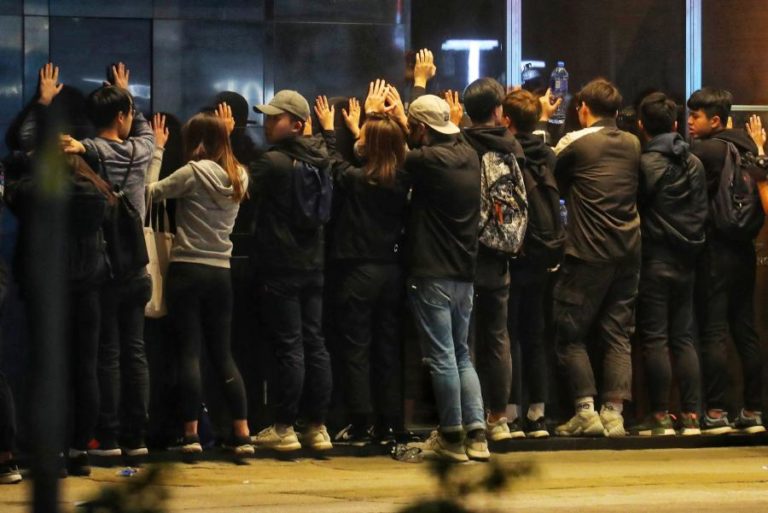 DEZENAS DE DETIDOS EM PROTESTO CONTRA COMERCIANTES CHINESES EM HONG KONG