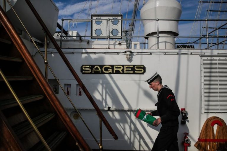 TRIPULAÇÃO DO NAVIO SAGRES EM FRENESIM ANTES DA VIAGEM QUE MAGALHÃES FEZ HÁ 500 ANOS