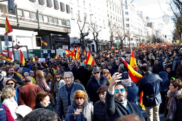 CERCA DE 15 MIL PESSOAS MANIFESTAM-SE EM MADRID EM DEFESA DA CONSTITUIÇÃO