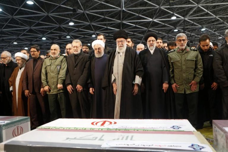 EUA/IRÃO: LÍDER SUPREMO IRANIANO CHORA PRÓXIMO DO CAIXÃO DE GENERAL SOLEIMANI