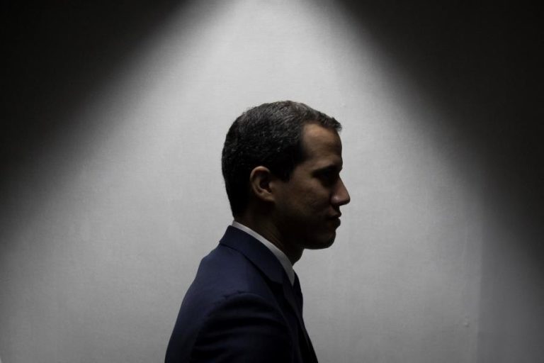 JUAN GUAIDÓ ENTRA PELA FORÇA NA ASSEMBLEIA NACIONAL DA VENEZUELA