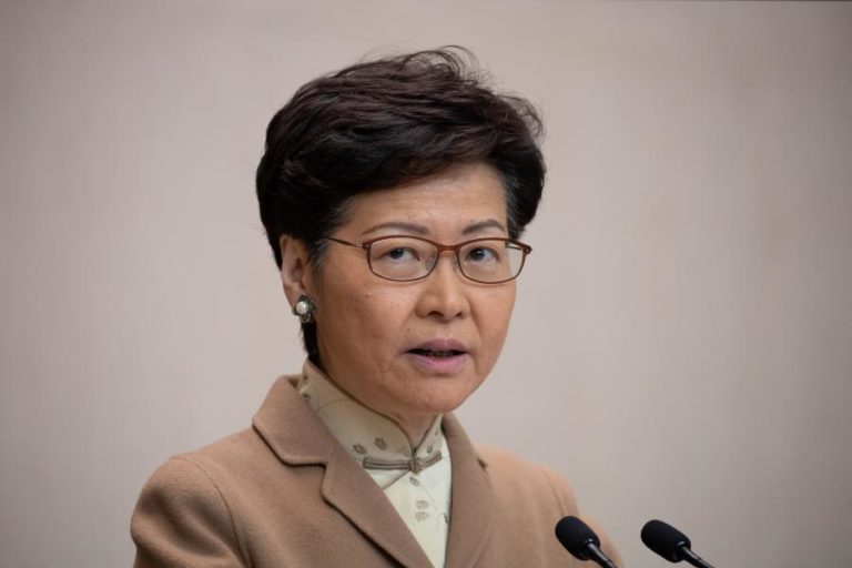 LÍDER DE HONG KONG DIZ QUE PRINCÍPIO ‘UM PAÍS, DOIS SISTEMAS’ PODE MANTER-SE APÓS 2047