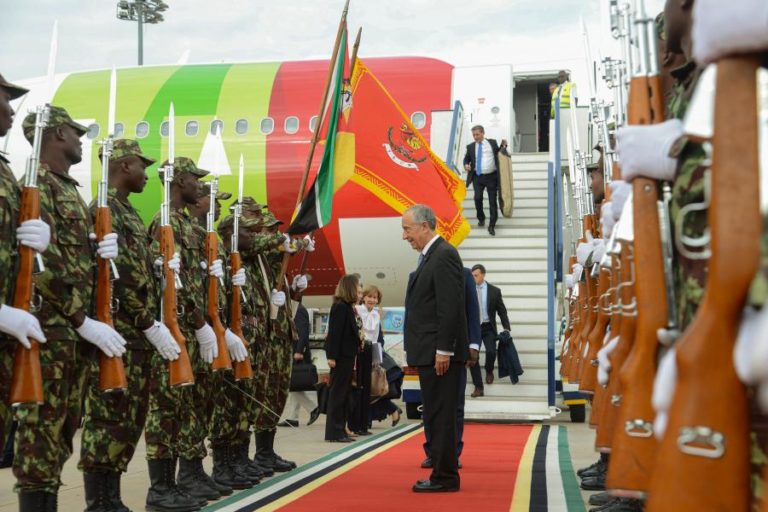 PRESIDENTE DA REPÚBLICA RECEBIDO COM CALOR E HONRAS MILITARES EM MAPUTO