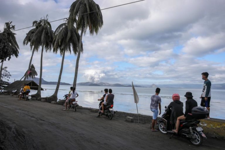 FILIPINAS EM ALERTA DEVIDO A VULCÃO QUE JÁ OBRIGOU À RETIRADA DE 30 MIL PESSOAS