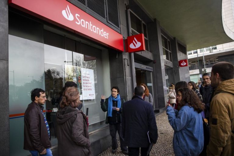 ATIVISTAS PELO CLIMA RECLAMAM AOS BANCOS PELO SEU PAPEL NA CRISE CLIMÁTICA