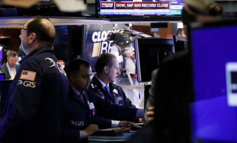 WALL STREET CAI DEVIDO A INQUIETAÇÃO COM PROPAGAÇÃO DE VÍRUS CHINÊS
