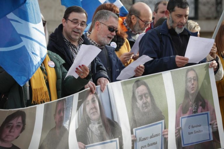 PROFESSORES PROTESTAM EM CORDÃO HUMANO EM FRENTE DO PARLAMENTO