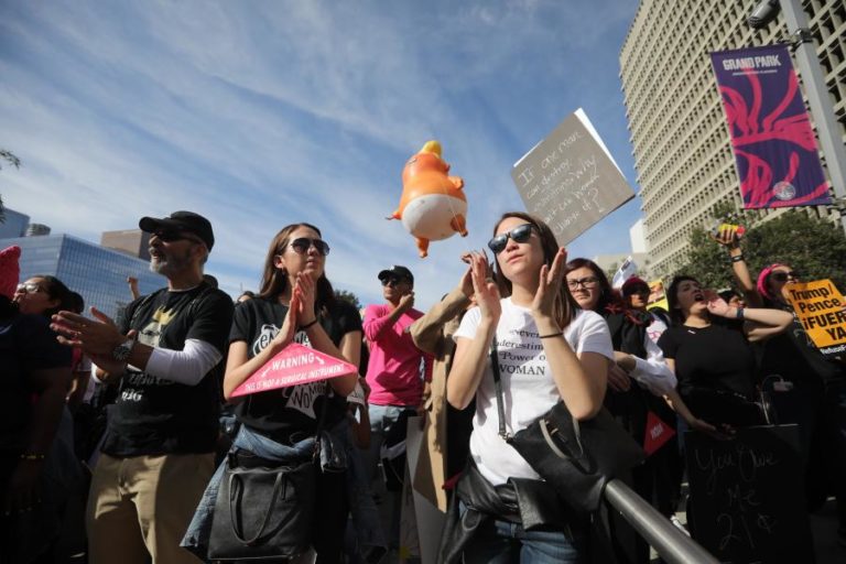 MILHARES EM LOS ANGELES PEDEM DESTITUIÇÃO DE TRUMP E MAIS DIREITOS PARA AS MULHERES
