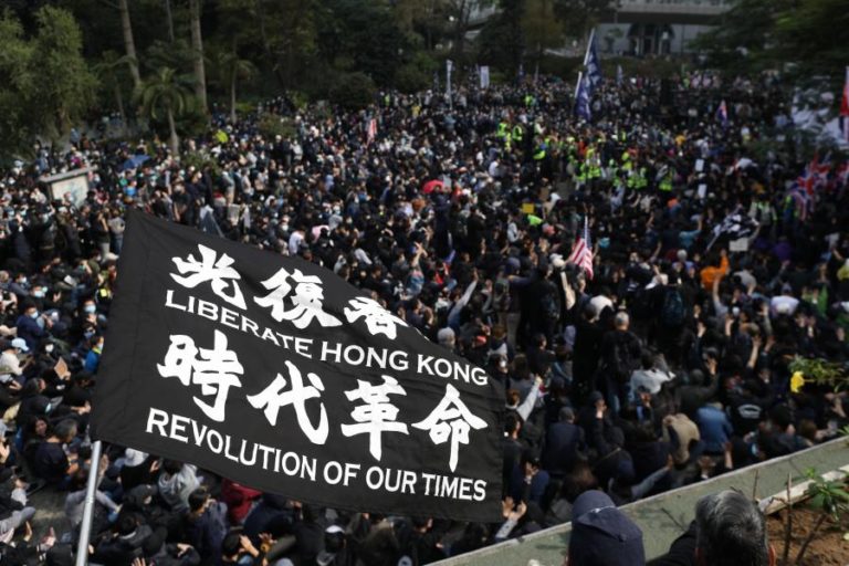 POLÍCIA DE HONG KONG RESPONDE A MANIFESTAÇÃO COM GÁS LACRIMOGÉNEO