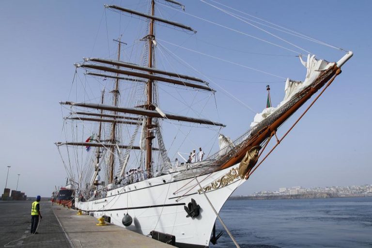 SAGRES CHEGA A CABO VERDE A NAVEGAR SÓ COM VELA E COM VINHO PARA AMADURECER A BORDO