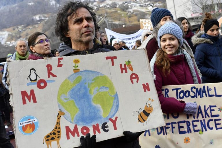 ATIVISTAS PELO CLIMA INICIAM MARCHA PARA RECORDAREM EM DAVOS QUE NÃO HÁ PLANETA B