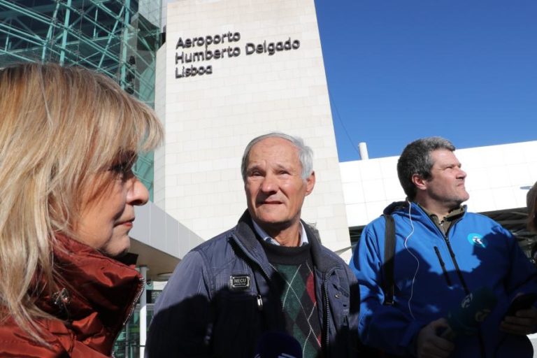 MOVIMENTO ZERO MOBILIZA CERCA DE UMA CENTENA DE MANIFESTANTES JUNTO AO AEROPORTO DE LISBOA 

MOVIMENTO ZERO MOBILIZA MEIA CENTENA DE MANIFESTANTES NO AEROPORTO DE LISBOA