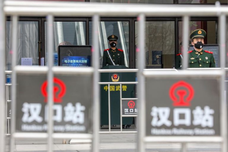 NÚMERO DE MORTOS NA CHINA DEVIDO A SURTO DE CORONAVÍRUS SOBE PARA 25 E CASOS CONFIRMADOS AUMENTA PARA 830