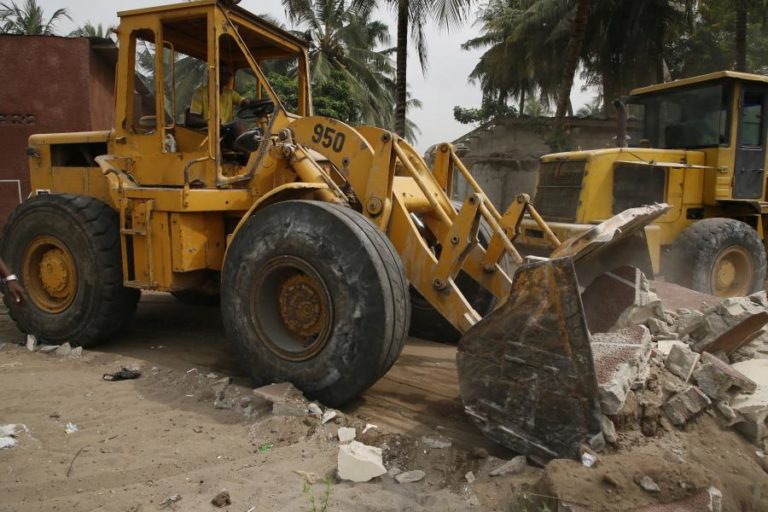 DESPEJOS JUNTO AO AEROPORTO DE ABIDJAN APÓS DESCOBERTA DE CORPO DE CRIANÇA EM TREM DE AVIÃO